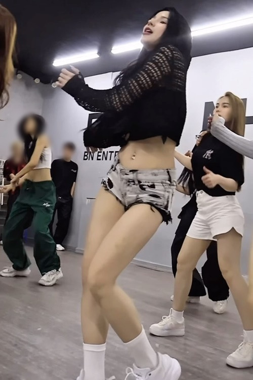 Concert Chị đẹp mang tên 30 chưa từng là một giới hạn sẽ diễn ra vào ngày 12/4. Mới đây, trên sàn tập luyện concert, Diệp Lâm Anh diện trang phục ngắn khoe dáng gợi cảm. Ảnh: FB Diệp Lâm Anh.