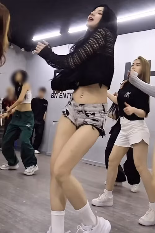 Concert Chị đẹp mang tên 30 chưa từng là một giới hạn sẽ diễn ra vào ngày 12/4. Mới đây, trên sàn tập luyện concert, Diệp Lâm Anh diện trang phục ngắn khoe dáng gợi cảm. Ảnh: FB Diệp Lâm Anh.