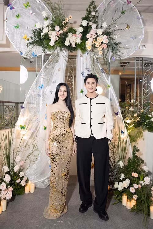 Tháng 1/2025, Diệp Lâm Anh chia sẻ trên Saostar, cô đang hẹn hò người kém tuổi. Nữ người mẫu không tiết lộ danh tính nửa kia. Sau thông tin Diệp Lâm Anh hẹn hò, một số cư dân mạng đặt nghi vấn bạn trai nữ người mẫu là Phạm Văn Kiên. Đối mặt với tin đồn, Diệp Lâm Anh và Phạm Văn Kiên không lên tiếng. Ảnh: FB Diệp Lâm Anh.