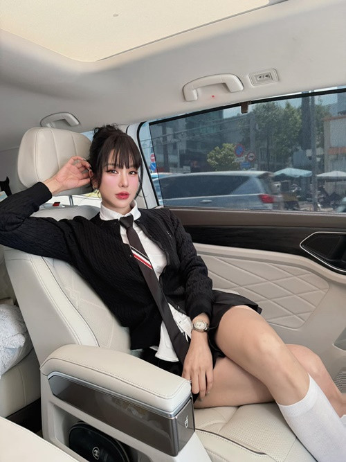 Nữ người mẫu trẻ trung, sành điệu ở tuổi 36. Ảnh: FB Diệp Lâm Anh.