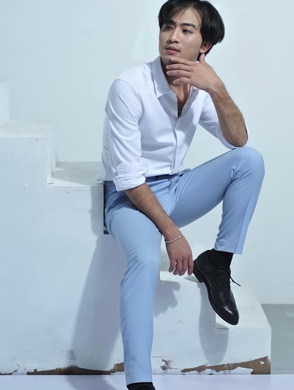 Doãn Quốc Đam thích chỉnh sửa trang phục của mình. “Có những cái áo mới tôi tự cắt mà nhìn vào bạn tưởng bị gián nhấm. Hay tất cả các phụ kiện tôi đeo thường là tự tay mua về xong phá ra làm lại. Ống quần cái thì không gấu, cái thì xẻ toạc”, anh nói. Ảnh: FB Doãn Quốc Đam.