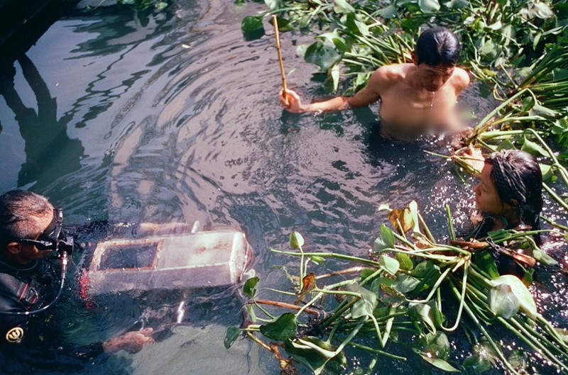 "Lãng mạn kiểu Ba Hương - Tư Đạp: muốn gặp nhau phải vượt qua kiếp nạn ngụp lặn, muốn tặng quà nhau là bom đạn ngợp trời", Hồ Thu Anh hài hước chia sẻ. Ảnh: FB Hồ Thu Anh.