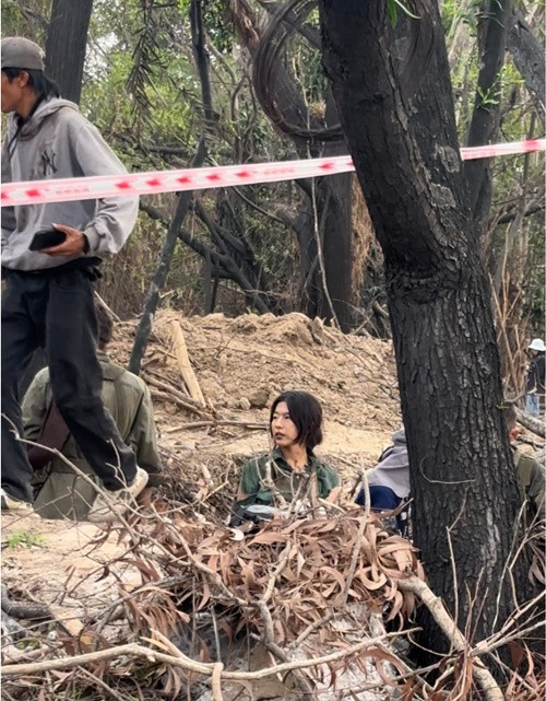 Diễm Hằng Lamoon đăng ảnh trên phim trường kèm chú thích hài hước: "Cô Út lỡ "mến mộ" màu son chị Rihanna". Ảnh: FB Diễm Hằng Lamoon.