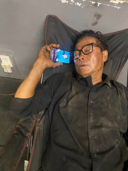 Khánh Ly cũng chia sẻ hình ảnh "dìm hàng" nghệ sĩ Cao Minh - diễn viên đóng chú Sáu trong Địa đạo: Mặt trời trong bóng tối. Trong cuộc phỏng vấn với Vietnamnet, nghệ sĩ Cao Minh cho biết, tâm lý của nhân vật nặng, khiến ông sợ không làm được. "Ngoài hiện trường, tôi như đánh vật với cái nắng khắc nghiệt tháng 4, vừa ngộp vì quay ở hầm kín. Chỉ 1 bước lỡ nhịp của xe cẩu, có thể người tôi bị kéo lên cùng đất đá", nam diễn viên cho biết. Ảnh: FB Khánh Ly.