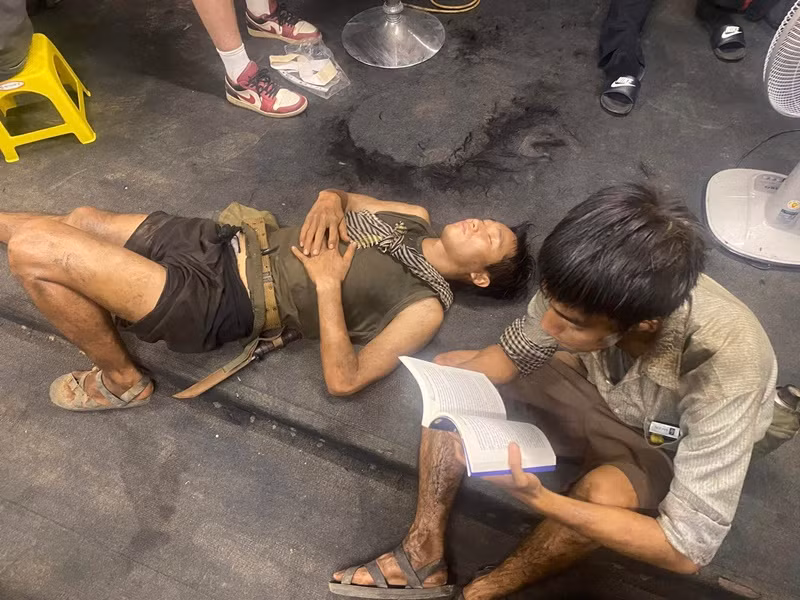 Khi chờ các cảnh quay tiếp theo, một số diễn viên tranh thủ đọc sách. Ảnh: FB Khánh Ly.