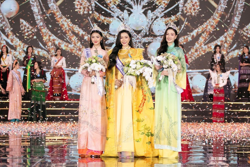 Tháng 12/2024, Nguyễn Ngọc Kiều Duy (giữa) giành ngôi vị cao nhất trong chung kết Hoa hậu Quốc gia Việt Nam. Thời điểm đăng quang, cô cao 1m67, có số đo 3 vòng 88-63-90 cm.