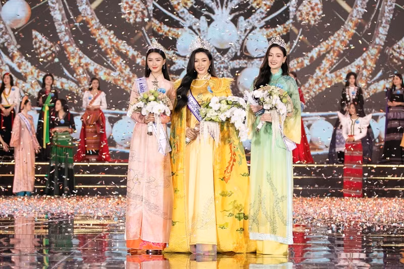 Tháng 12/2024, Nguyễn Ngọc Kiều Duy (giữa) giành ngôi vị cao nhất trong chung kết Hoa hậu Quốc gia Việt Nam. Thời điểm đăng quang, cô cao 1m67, có số đo 3 vòng 88-63-90 cm.