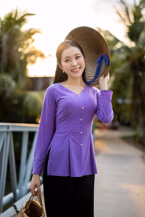 Nàng hậu đến từ Cần Thơ diện áo bà ba khoe vẻ đẹp nền nã.