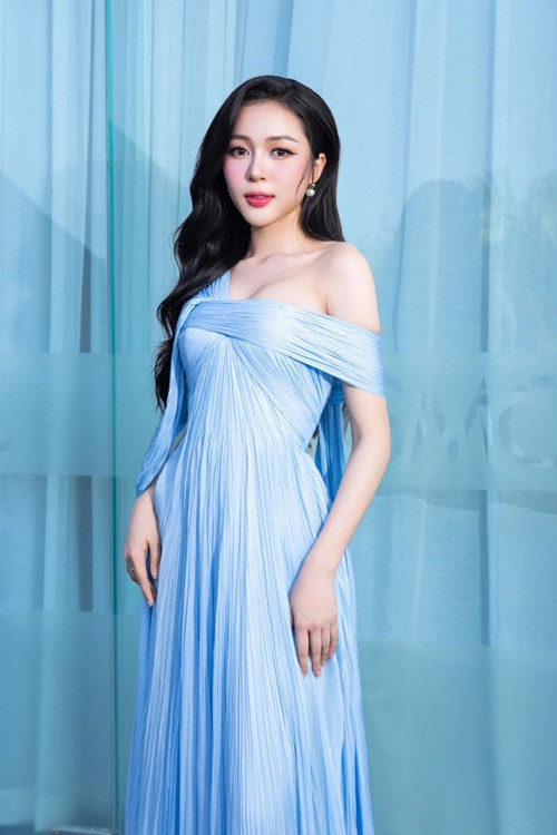 Nàng hậu tích cực tham gia các sự kiện giải trí, làm người mẫu thời trang sau khi đăng quang.