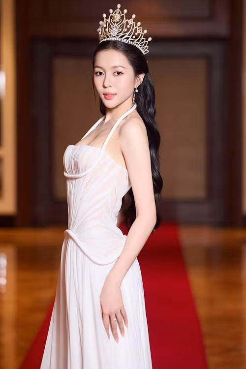 Kiều Duy đẹp ngọt ngào, gây mê trong chiếc váy cúp ngực.