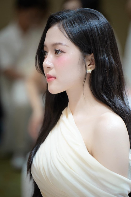 Hoa hậu Quốc gia Việt Nam 2024 sở hữu làn da trắng đến phát sáng.