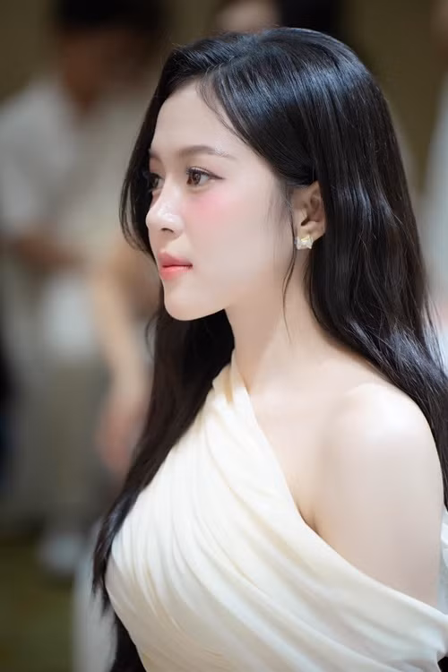 Hoa hậu Quốc gia Việt Nam 2024 sở hữu làn da trắng đến phát sáng.