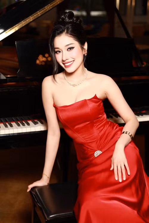 “Sau một khoảng thời gian cân nhắc và suy nghĩ rất nhiều, Thủy xin được thông báo rằng mình sẽ không thể tham gia hành trình Miss Cosmo Vietnam 2025, cũng như không thể có mặt tại buổi sơ khảo vì lý do lịch trình cá nhân. Công việc hiện tại của Thủy không sắp xếp được thời gian hợp lý”, Thanh Thủy chia sẻ. Ảnh: FB Thanh Thủy.