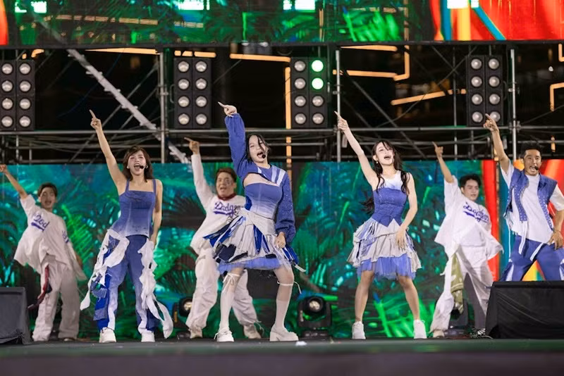 Con gái Lý Hải hát và nhảy múa trong bài hát chủ đề của Lật mặt 8: Vòng tay nắng.