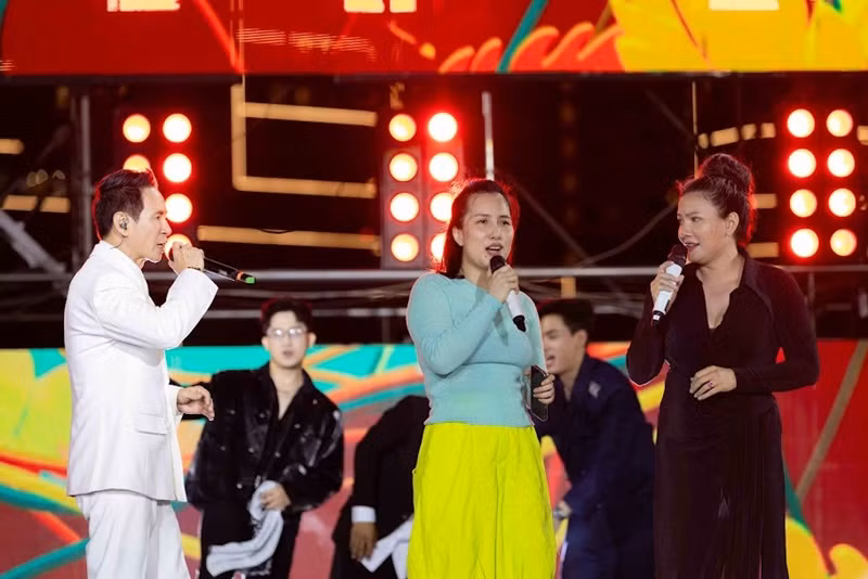 Trong showcase, Lý Hải chia sẻ, phần 8 của Lật mặt lấy bối cảnh chính ở Bình Thuận, Ninh Thuận - nơi có rất nhiều gió, cát và nắng. Trong đó, có 3 đại cảnh được nam đạo diễn tâm huyết thực hiện, gồm cảnh thác lũ cuốn trôi, tổ chức concert lớn (cần lượng khán giả hàng nghìn người) và cảnh thả bom thời chiến (quay tại rừng Dừa - Bình Thuận).