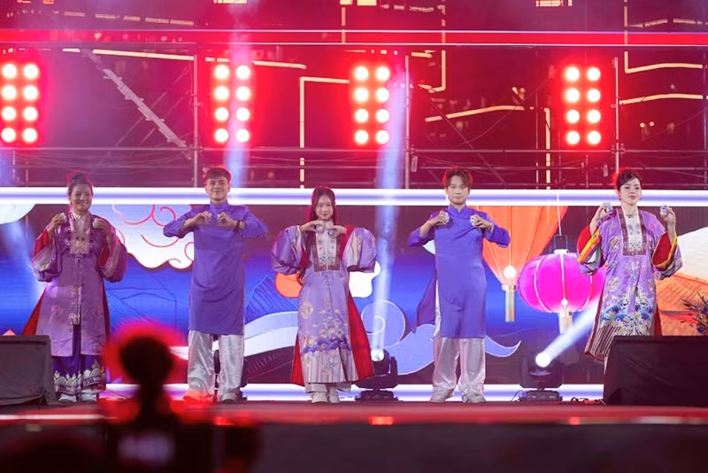 Sự hòa quyện của âm nhạc và các màn trình diễn tạo nên một sân khấu “độc nhất vô nhị” mang nhiều yếu tố nghệ thuật và đậm âm hưởng dân tộc của 3 miền Bắc - Trung - Nam.