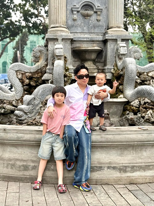 Mới đây, theo Vietnamnet, vợ chồng ca sĩ Tùng Dương - Giang Phạm đã nhận nuôi một bé trai vào năm 2024. Ảnh: FB Tùng Dương.