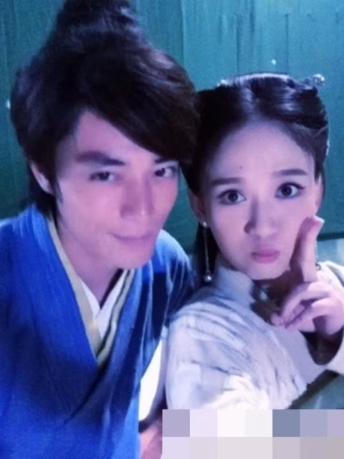 Cặp đôi một thời thân thiết trên phim trường Tiếu ngạo giang hồ. Trong phim, Trần Kiều Ân vào vai Đông Phương Bất Bại còn Hoắc Kiến Hoa vào vai Lệ Hồ Xung. Ảnh: VTV.