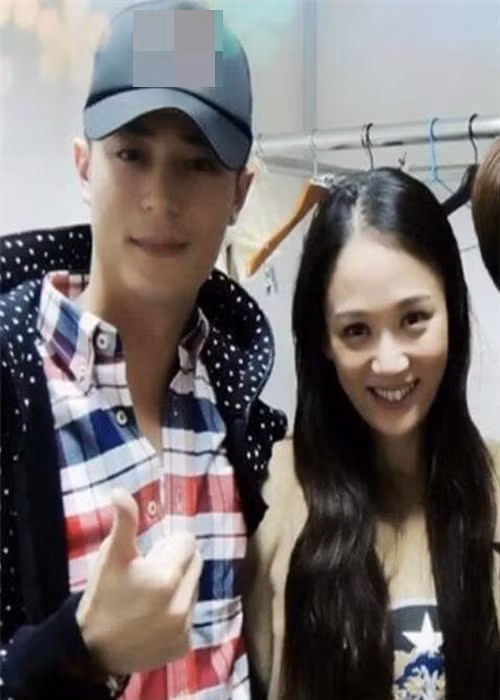 Năm 2016, Hoắc Kiến Hoa kết hôn với Lâm Tâm Như. Thời điểm đó, rộ tin đồn Trần Kiều Ân khóc, say xỉn trước việc tình cũ lấy vợ. Trần Kiều Ân nhanh chóng phủ nhận tin đồn này. Ảnh: Sina.