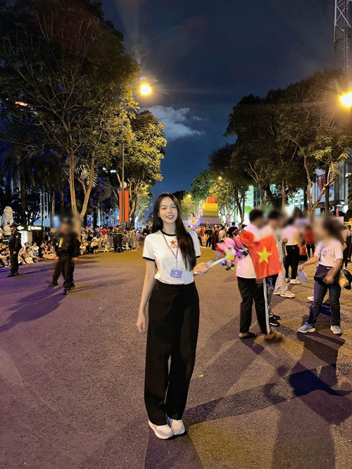 Giống Tiểu Vy, Hoa hậu Thanh Thủy cũng tham gia lễ hợp luyện diễu binh ở TP HCM vào tối ngày 22/4. Ảnh: FB Thanh Thủy.