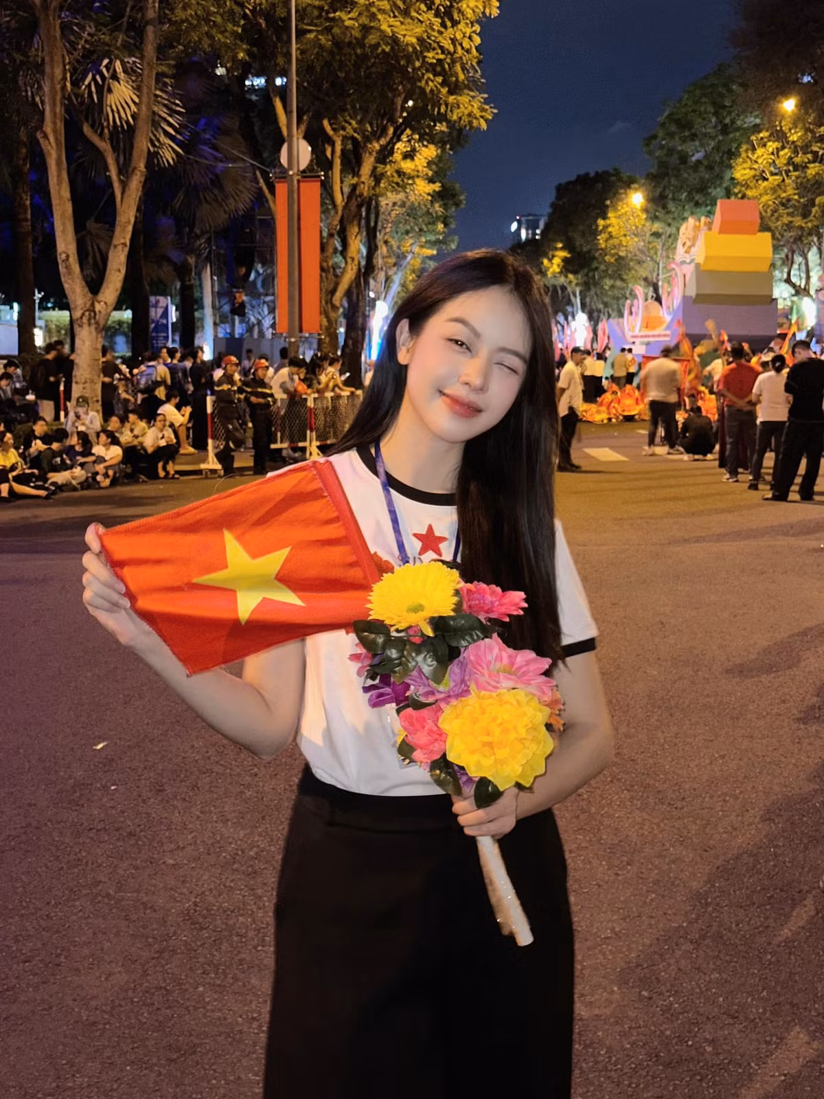 Thanh Thủy ăn mặc đơn giản trong buổi tập luyện cho đại lễ 30/4. Ảnh: FB Thanh Thủy.