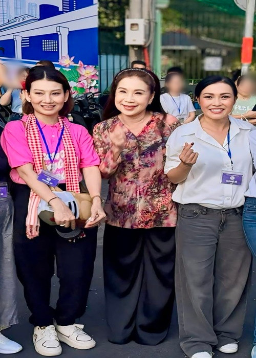 Các nghệ sĩ Kim Xuân (giữa) và Mỹ Uyên cũng có mặt từ sớm để tham gia tập luyện. Ảnh: FB Phương Thanh.