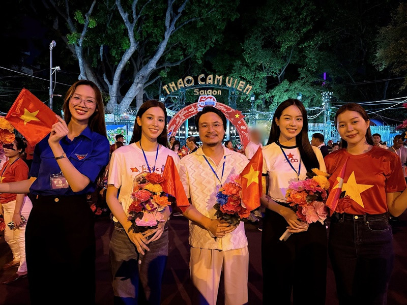 Bảo Ngọc chụp ảnh kỷ niệm cùng Trần Tiểu Vy và Thanh Thủy. Ảnh: FB Bảo Ngọc.