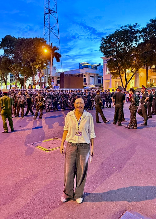 Phương Thanh cũng tham gia chương trình. Nữ ca sĩ chia sẻ trên trang cá nhân nhiều hình ảnh đáng nhớ của mình bên các chiến sĩ. Ảnh: FB Phương Thanh.