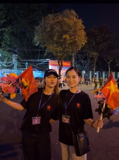 Lâm Vỹ Dạ và Ninh Dương Lan Ngọc (trái) rạng rỡ khi tham gia buổi tập luyện. Ảnh: FB Lâm Vỹ Dạ.