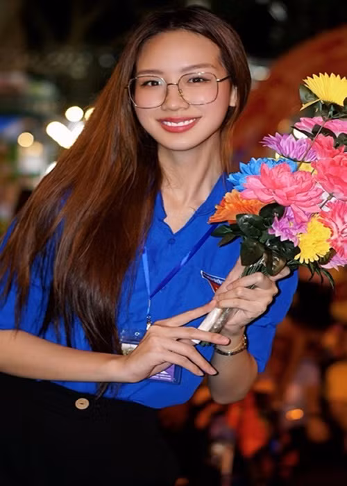 Hoa hậu Bảo Ngọc diện áo đoàn Thanh niên khi tham gia lễ hợp luyện diễu binh ở TP HCM. Ảnh: FB Bảo Ngọc.