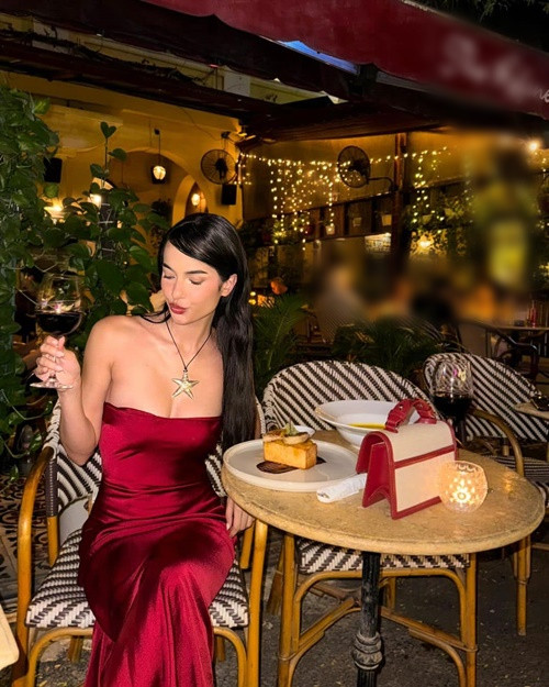 "Bông hồng lai" sinh năm 2000 có phong cách thời trang cá tính, hiện đại.