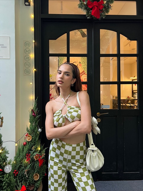 Ngoài làm người mẫu, Emma còn theo đuổi công việc diễn xuất. "Bông hồng lai" từng tham gia phim Chị chị em em 2, Tuyết nhiệt đới, series Mẹ ác ma, cha thiên sứ.