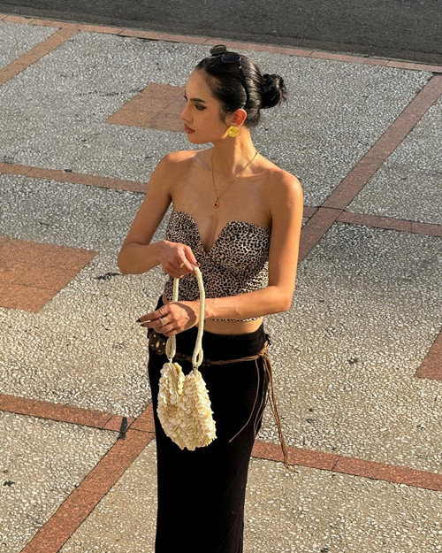 Gương mặt lai Tây cuốn hút và body gợi cảm của Emma "đốn tim" người đối diện.