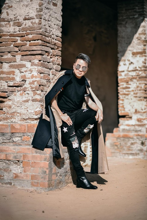 Dam Vinh Hung “than tho” phai dam mua 1 tieng quay hinh