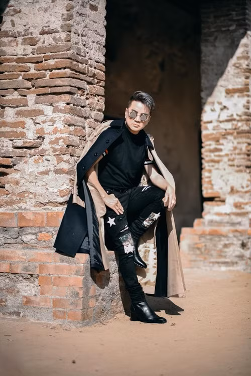 Dam Vinh Hung “than tho” phai dam mua 1 tieng quay hinh