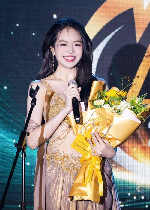 Tháng 4/2025, Huỳnh Thị Thanh Thủy được tạp chí Elle vinh danh tại hạng mục Best Face of the Year (Gương mặt đẹp nhất năm). Ảnh: FB Thanh Thủy.