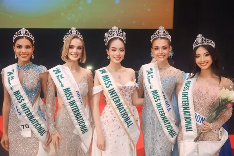 Chiều tối ngày 12/11/2024, Thanh Thủy bước vào chung kết Miss International 2024. Cô lần lượt vào top 20, top 8. Cuối cùng, Thanh Thủy đăng quang Miss International 2024. Ảnh: Fanpage Miss International.