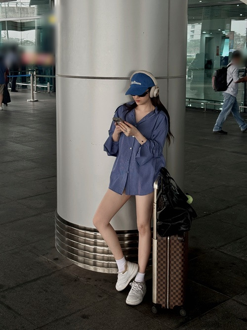 Xuất hiện tại sân bay, nữ ca sĩ Bảo Anh mặc mốt giấu quần khoe đôi chân dài thon gọn.