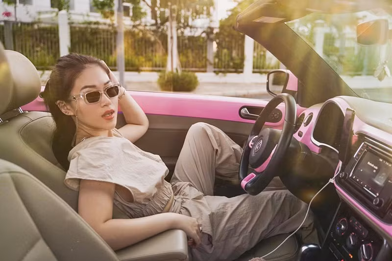 Ở tuổi 32, Ngọc Thanh Tâm sở hữu nhiều đồ hiệu đắt tiền, thường xuyên sử dụng xe sang di chuyển.