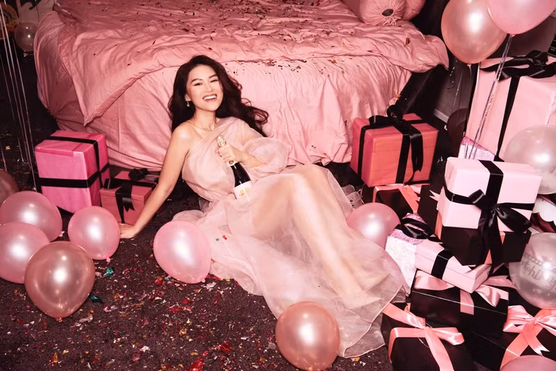 Nữ diễn viên có sự nghiệp riêng. Ngoài đóng phim, Ngọc Thanh Tâm còn ca hát, sản xuất phim chiếu mạng,