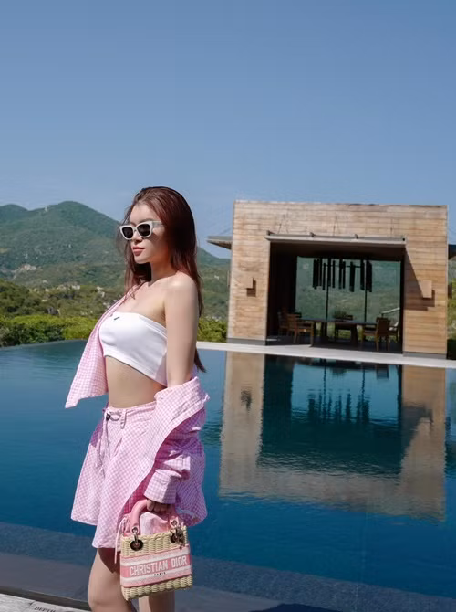 Trong loạt ảnh nghỉ dưỡng, diễn viên Ngọc Thanh Tâm diện trang phục gợi cảm, sử dụng túi hiệu.