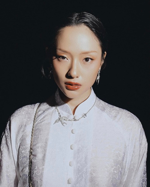 Hồ Thu Anh có cảnh nóng với Quang Tuấn trong Địa đạo: Mặt trời trong bóng tối. Nữ diễn viên cho biết, cô cố gắng thoải mái và thư giãn nhất có thể khi bước vào những cảnh quay như vậy. Ảnh: FB Hồ Thu Anh.