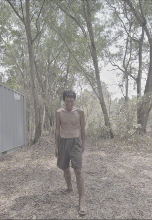 Chia sẻ hình ảnh gầy gò trên phim trường, Quang Tuấn hài hước viết: "Tư Đạp với cây sào phơi đồ khác nhau mỗi cái tên". Ảnh: FB Quang Tuấn.