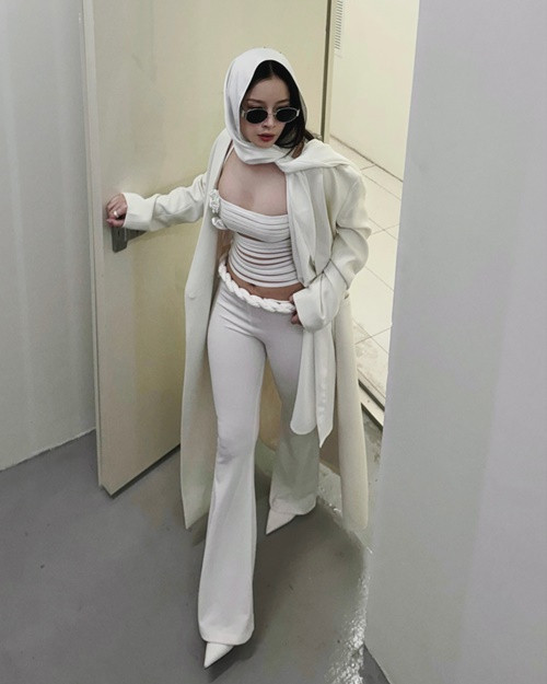 Loạt ảnh mới của Chi Pu trên Instagram đang gây chú ý. Nữ diễn viên diện trang phục bó sát khoe hình thể gợi cảm.