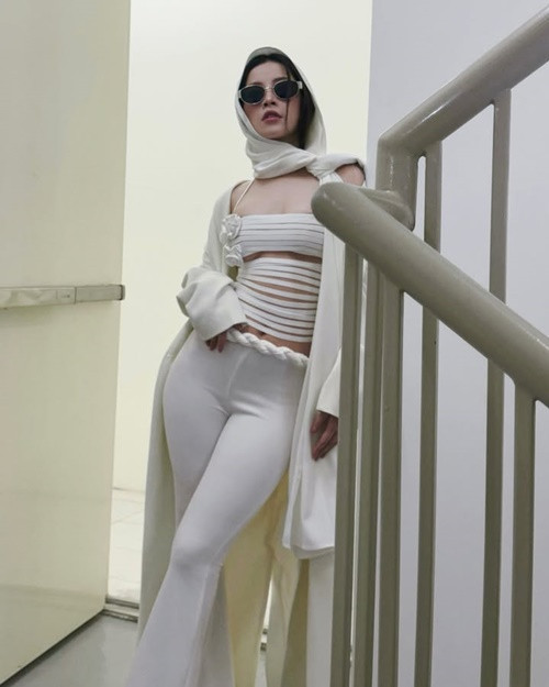 Vóc dáng của Chi Pu không chút mỡ thừa, đầy quyến rũ. Bởi vậy, trang phục ôm sát là thiết kế yêu thích của nữ diễn viên.