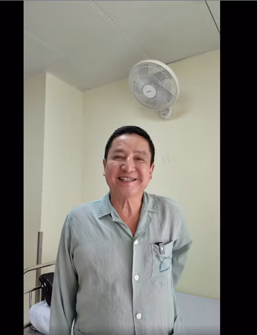 Ngày 1/4, nghệ sĩ Chí Trung đăng tải trên trang cá nhân clip nhập viện phẫu thuật. Trong video, nam nghệ sĩ hài cho biết, anh có 3 khối u ở cổ, nách và vai.