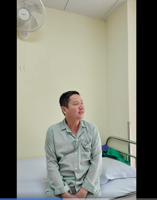 Trước khi vào phẫu thuật, "Táo Giao thông" giữ tinh thần lạc quan.