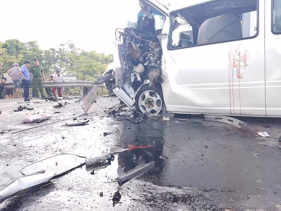 Tại hiện trường tai nạn, đầu xe rước dâu biến dạng hoàn toàn, điều đó cho thấy có khả năng xe đang chạy với tốc độ rất cao.