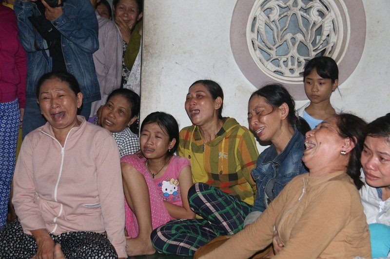 Người thân khóc ngất bên thi thể vợ chồng ông Nguyền