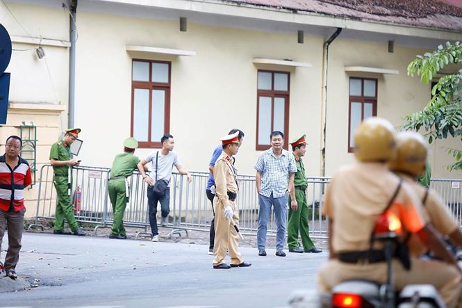 Lực lượng cảnh sát được huy động bảo vệ, dẫn giải Vũ nhôm và đồng phạm trước cổng TAND TP Hà Nội.